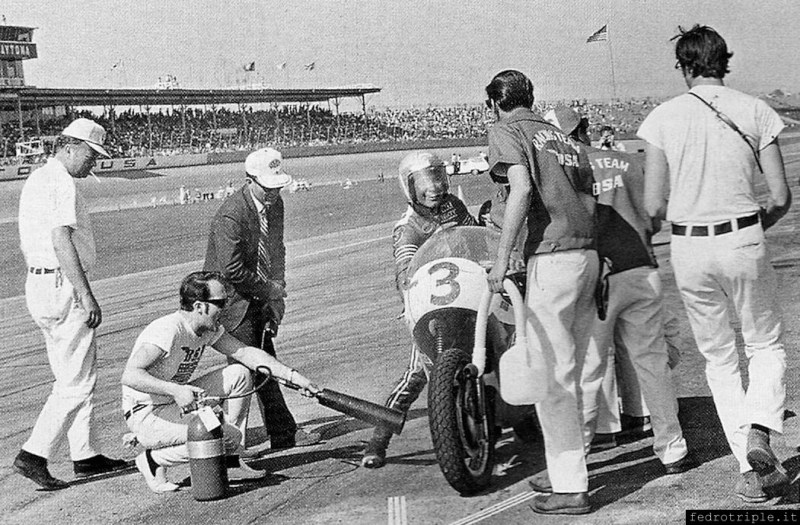 Dave Aldana during refueling at the Daytona 200 in 1971. (Photo Motorcycle Vintage)